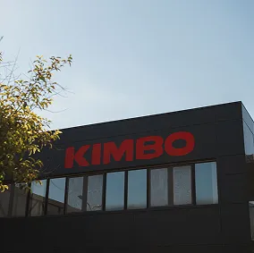 Fasada Kimbo fabrike sa istaknutim brend natpisom Kimbo