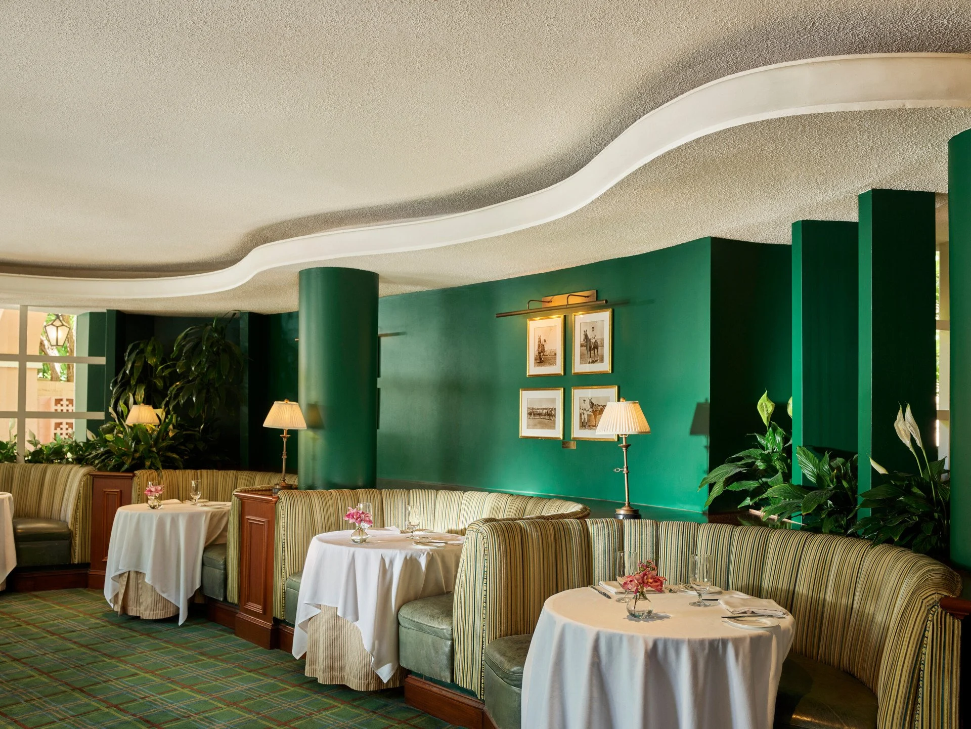 Polo Lounge interior