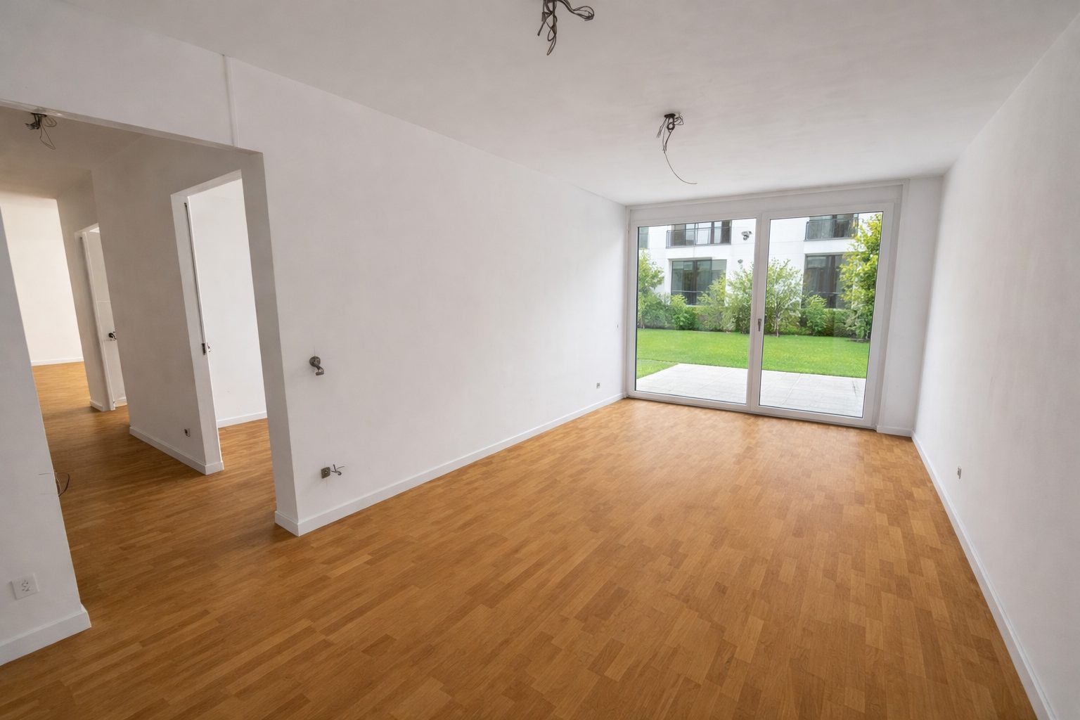 Wohnraum mit Blick in den Eigengarten – Beispielbild