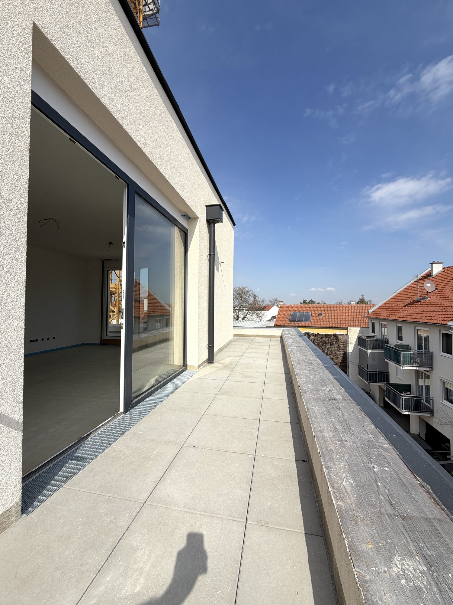 Blick von innen auf die Terrasse – Beispielbild