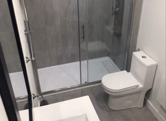 Baño nuevo en el sótano