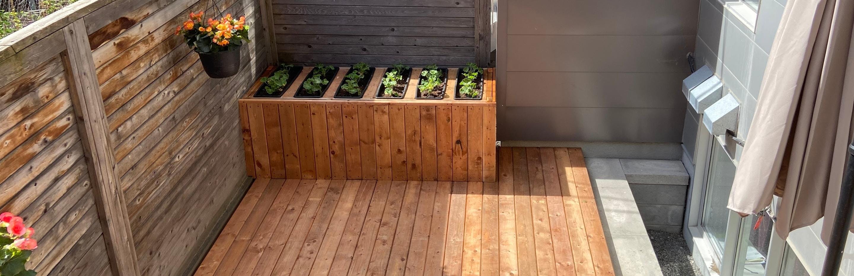 Balcón renovado con jardineras elevadas en Montreal