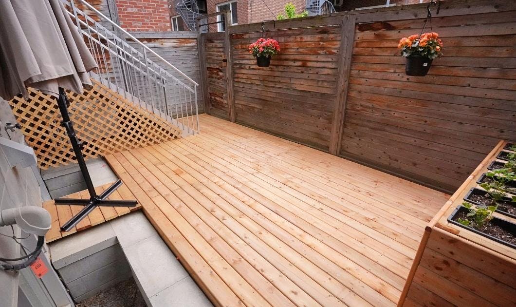 Balcón renovado con jardineras elevadas en Montreal