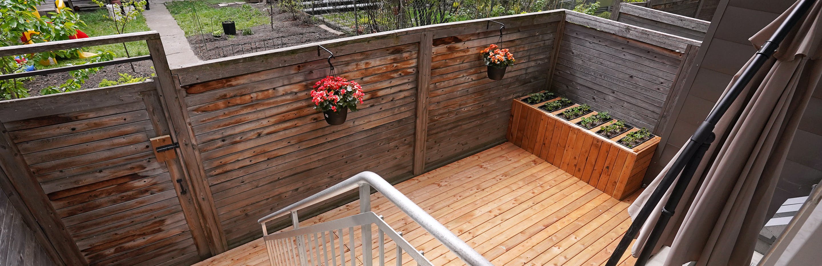 Balcón renovado con jardineras elevadas en Montreal