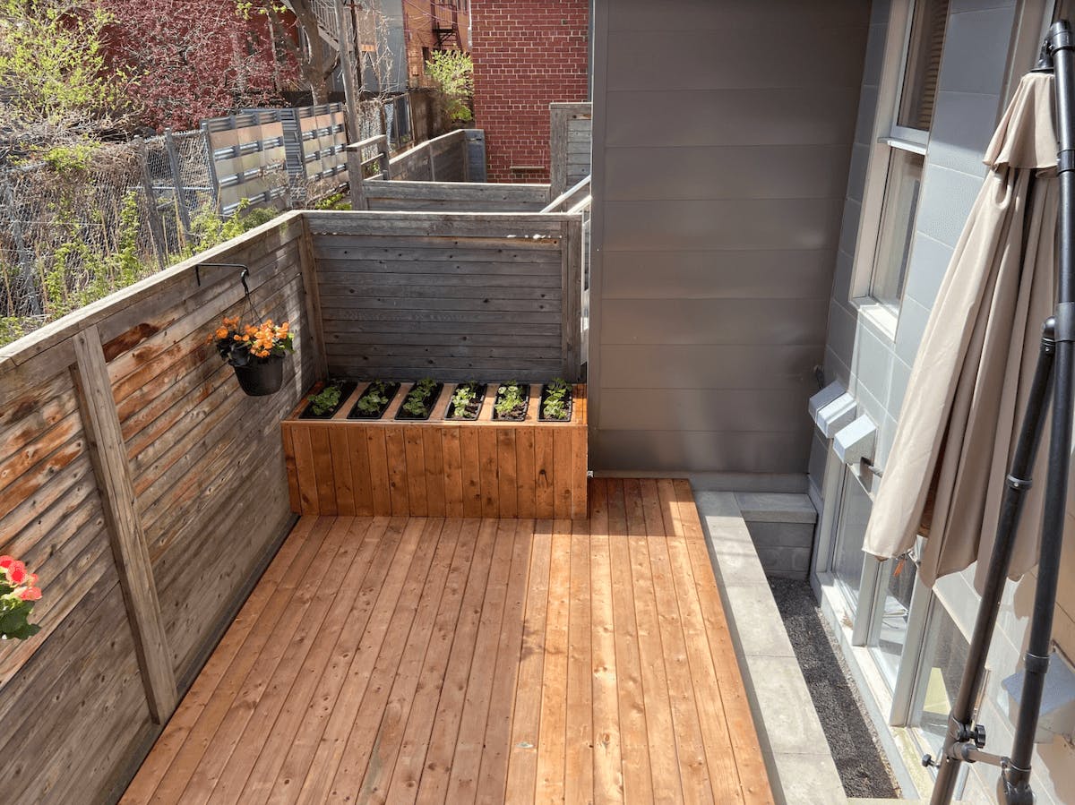 Balcón renovado con jardineras elevadas en Montreal