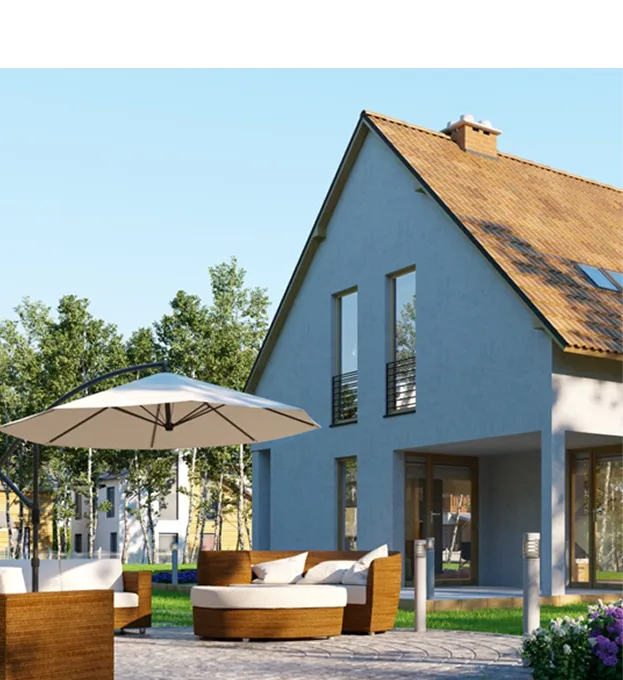 Modernes Haus mit braunem Dach und Terrasse mit Sonnenschirm und Gartenmöbeln im Grünen.