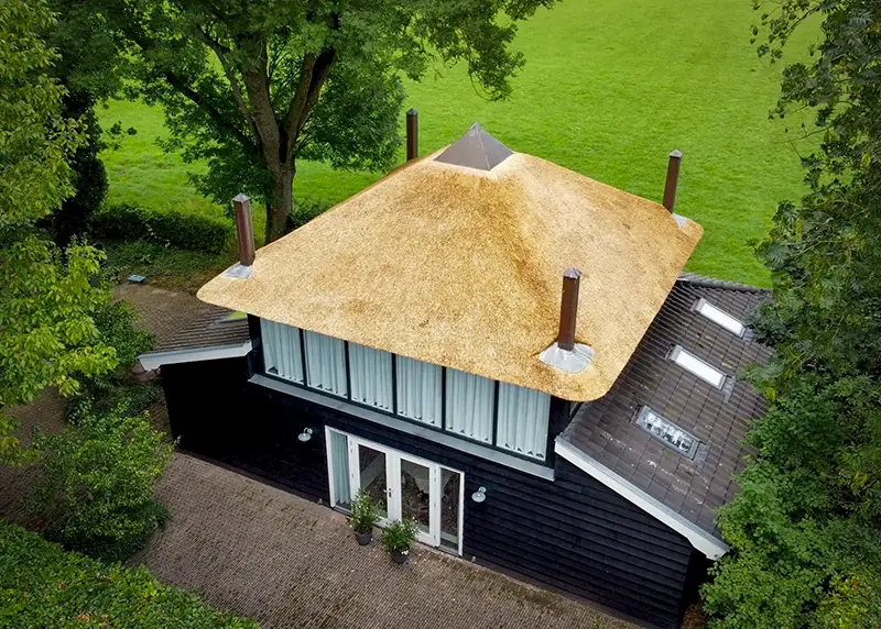 Een rietgedekte hooimijt omgebouwd tot sfeervol huis