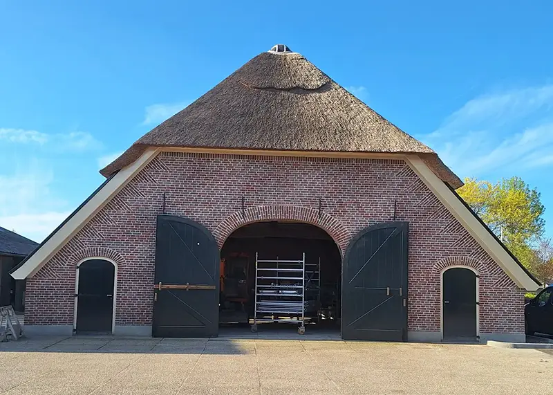 Een nieuw rieten dak op een gereataureerde boerderij