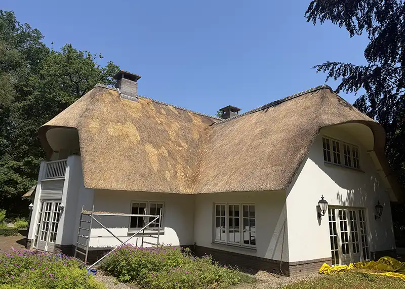 Enkele zwakke plekken zijn bijgewerkt en het dak is schoongemaakt, dit kan weer enkele jaren verder