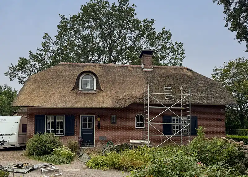 Dit rieten dak wordt weer representabel!