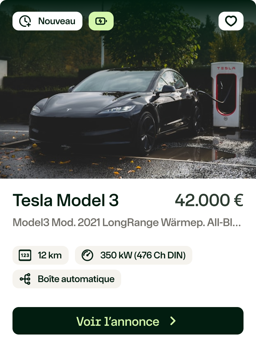 Voiture électrique Tesla Model 3 noire en charge à une borne Tesla dans un parking.