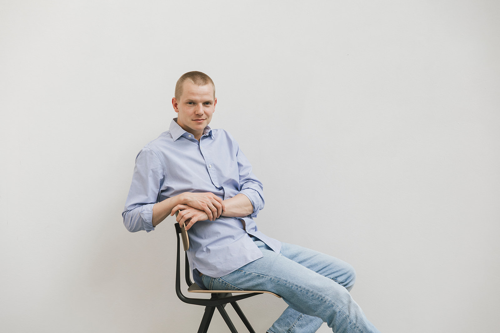 Sales trainer Ferre Bynoe begeleidt een verkoopteam in Waregem