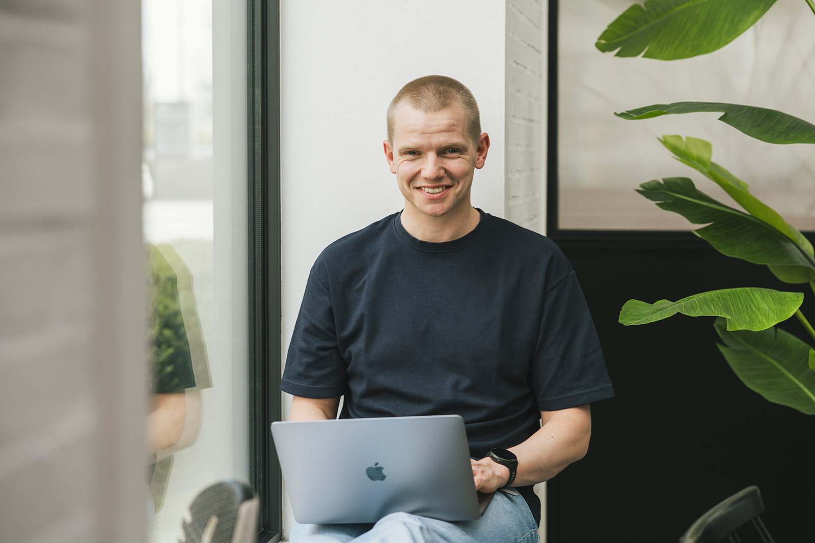 Sales trainer Ferre Bynoe begeleidt een verkoopteam in Ieper