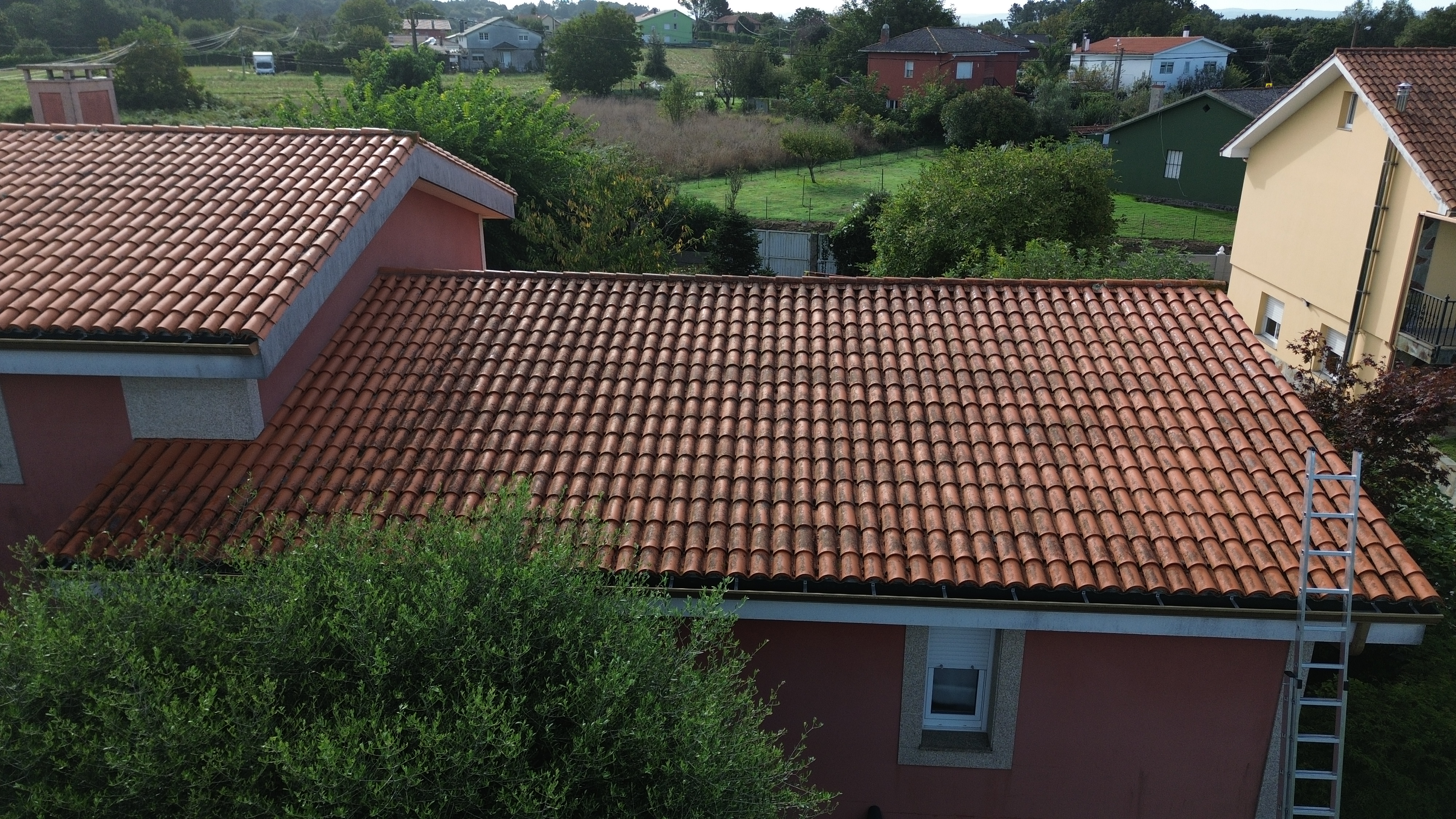 Vista aérea de una vivienda con cubierta de teja