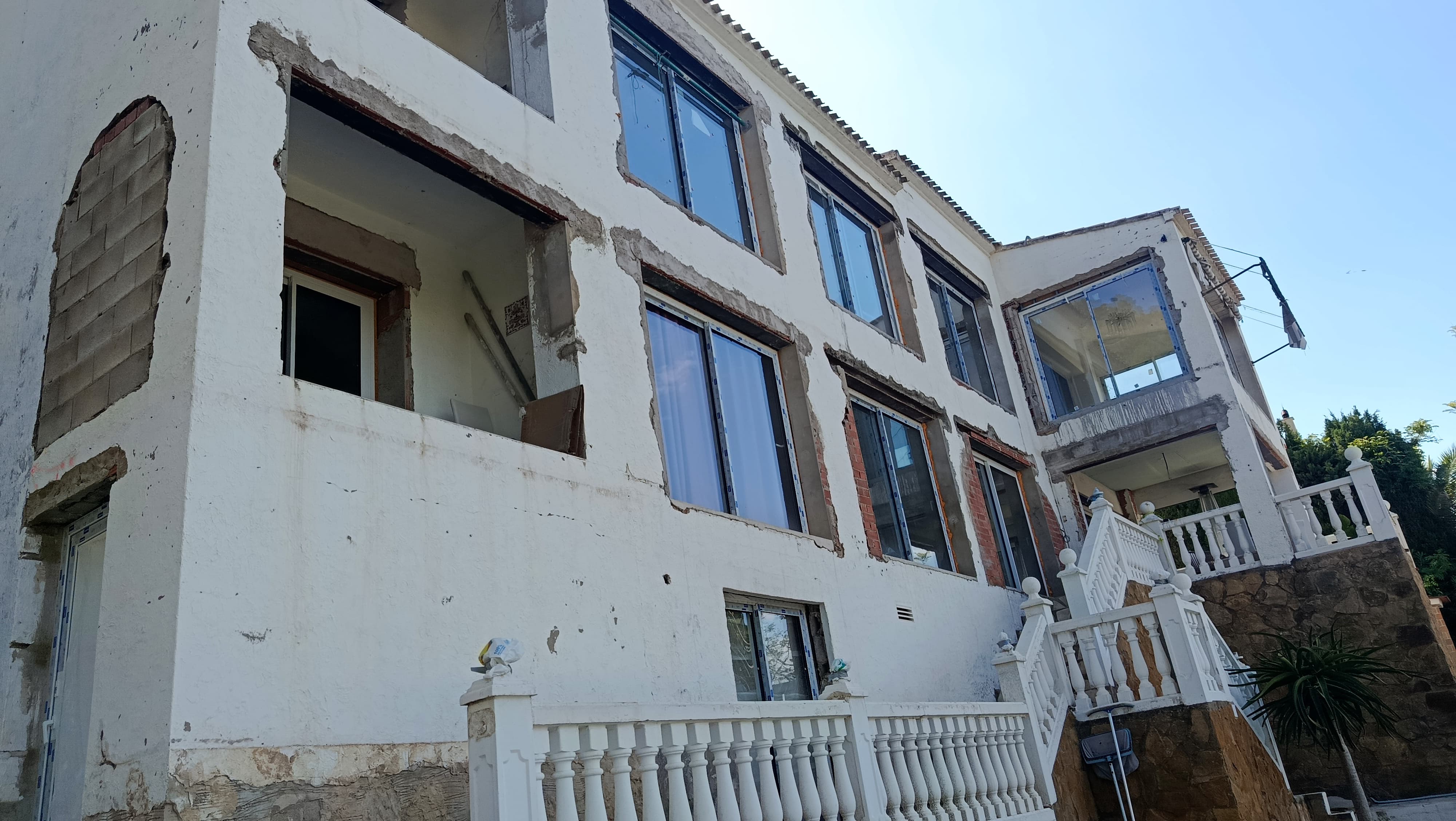 Fachada de una vivienda durante la preparación del soporte