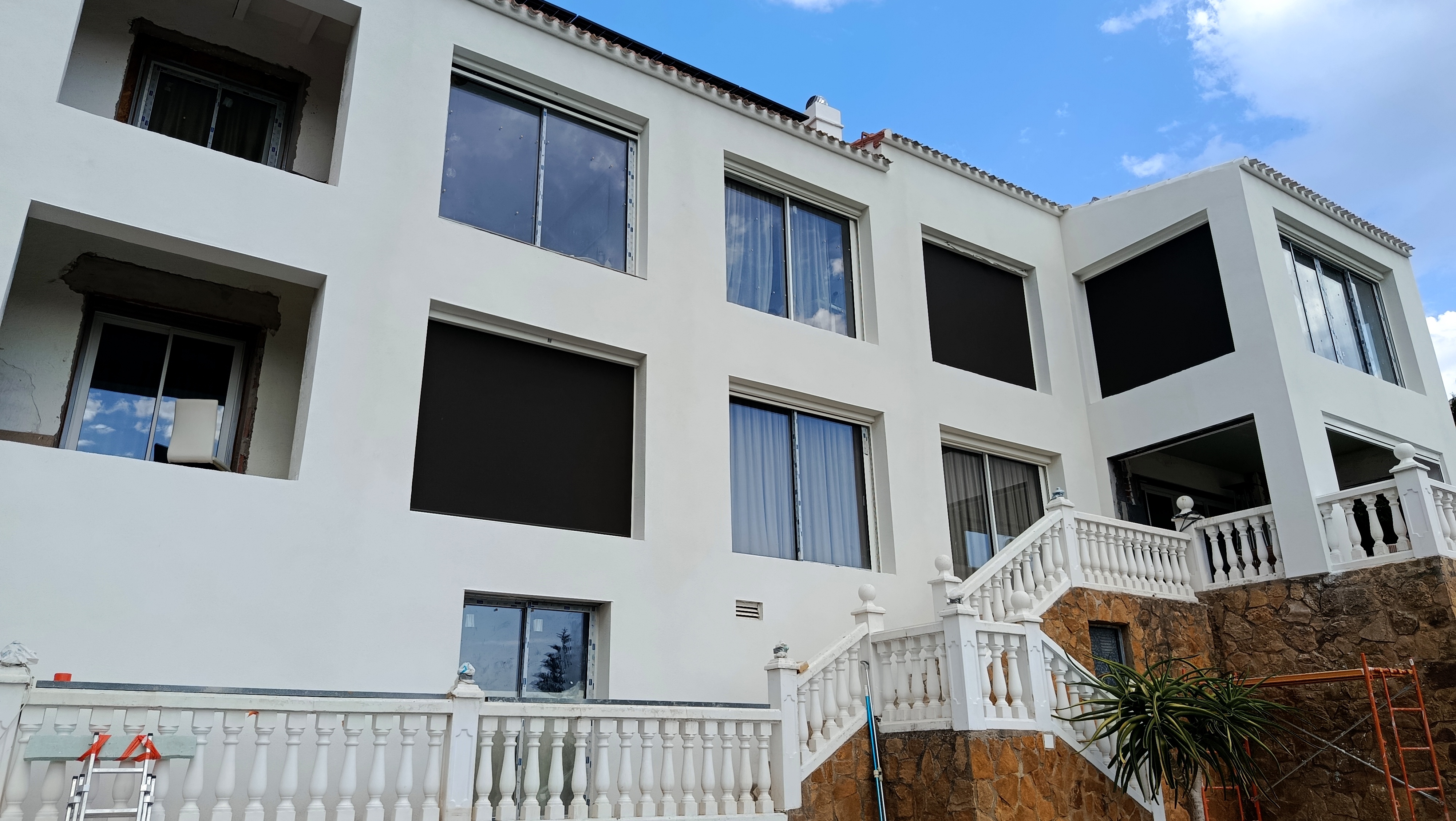 Vista general de una fachada blanca con acabado renovado