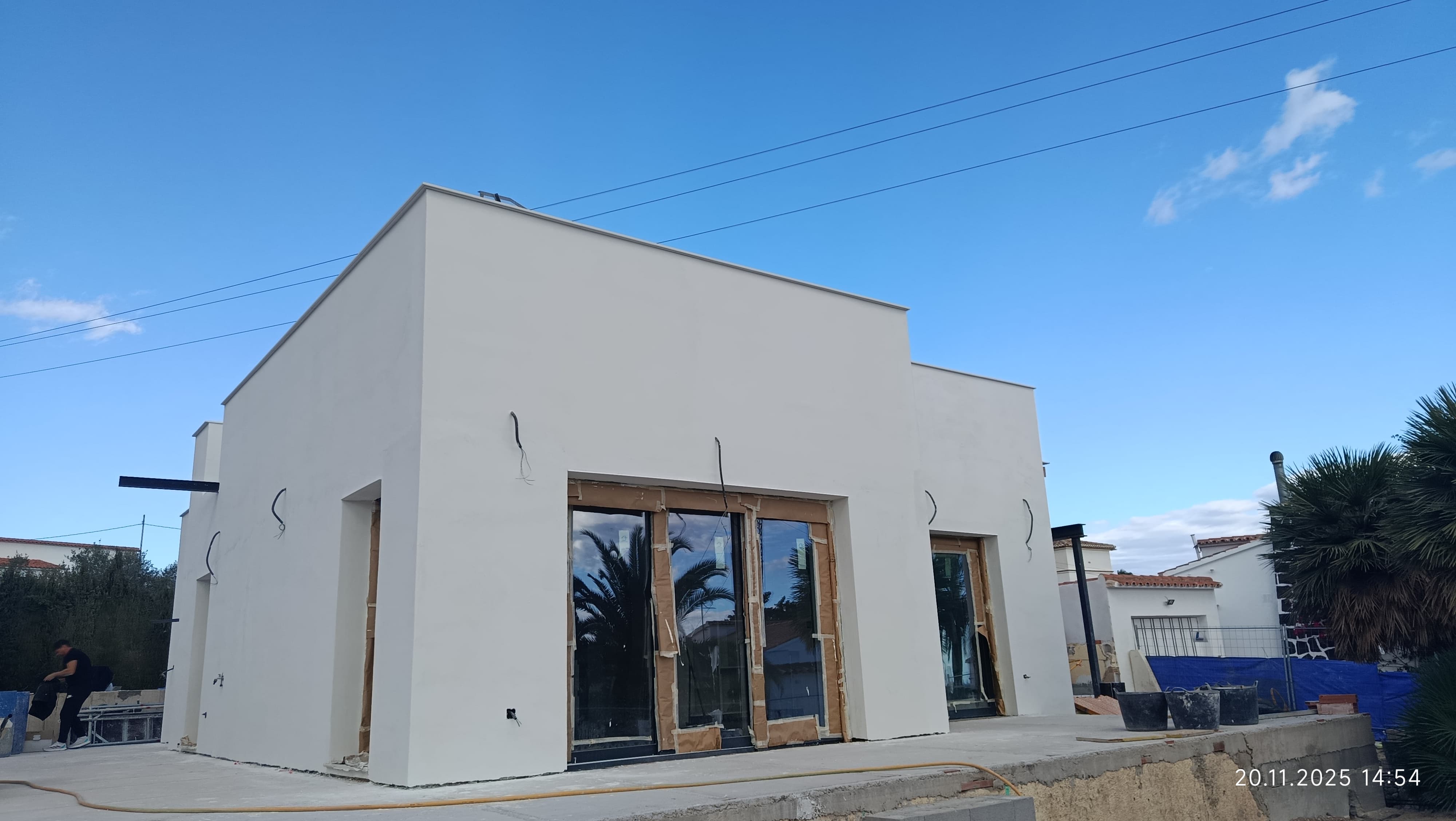 Fachada blanca de una vivienda después de los trabajos de acabado