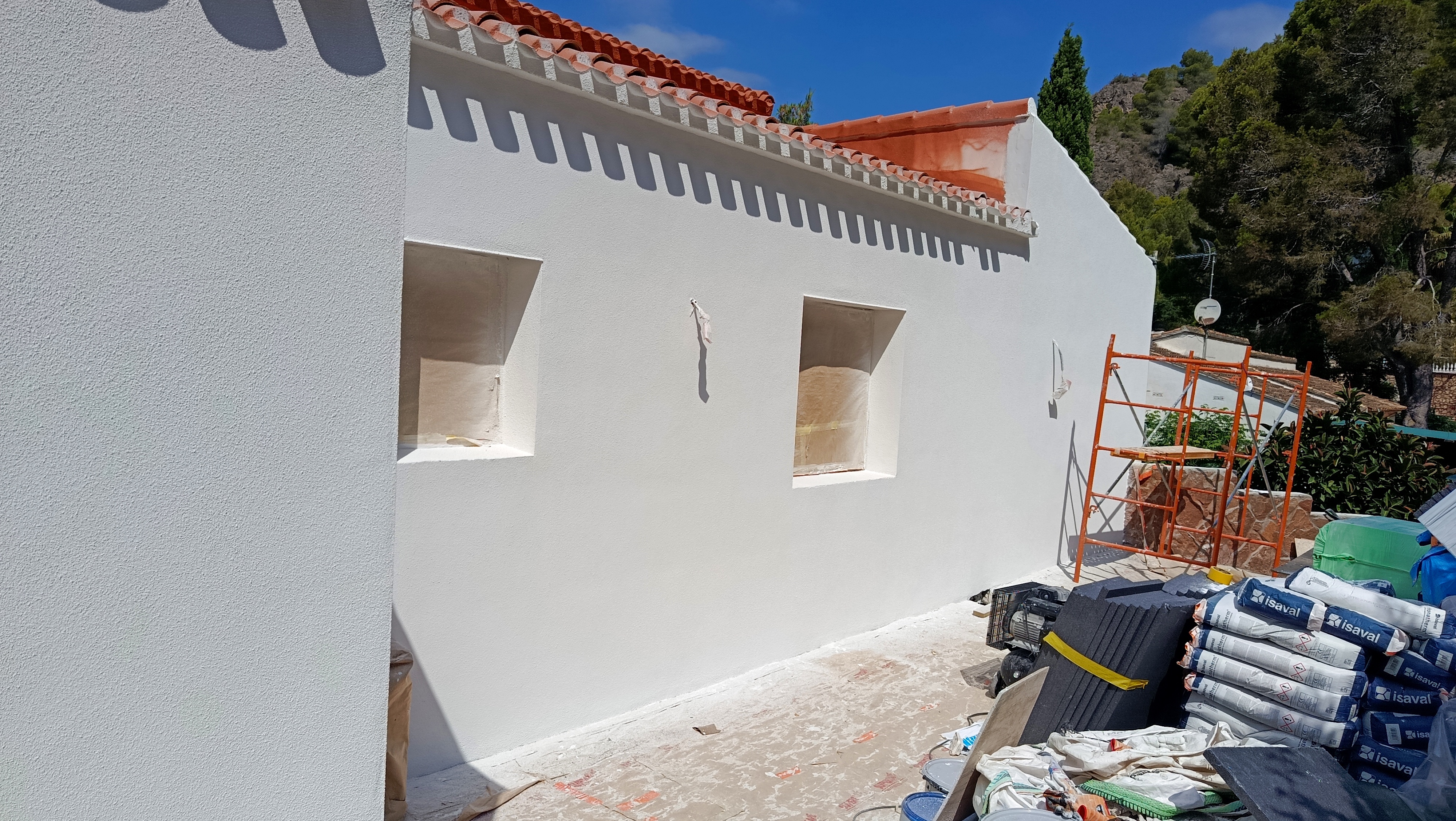 Fachada blanca durante la fase de acabado
