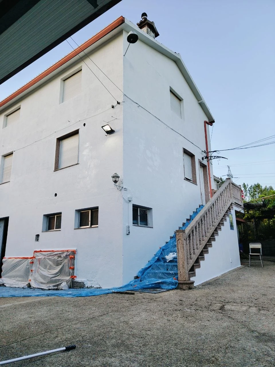 Acabado blanco de la fachada tras el tratamiento antimoho y la pintura en Alicante