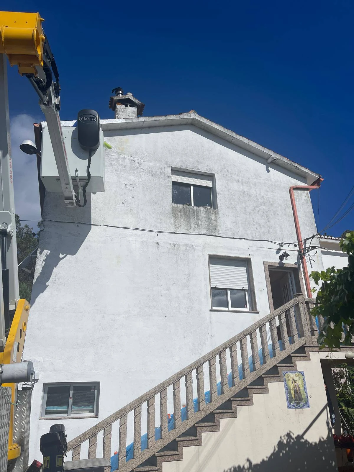 Fachada con manchas antes de los trabajos de limpieza y pintura en Alicante
