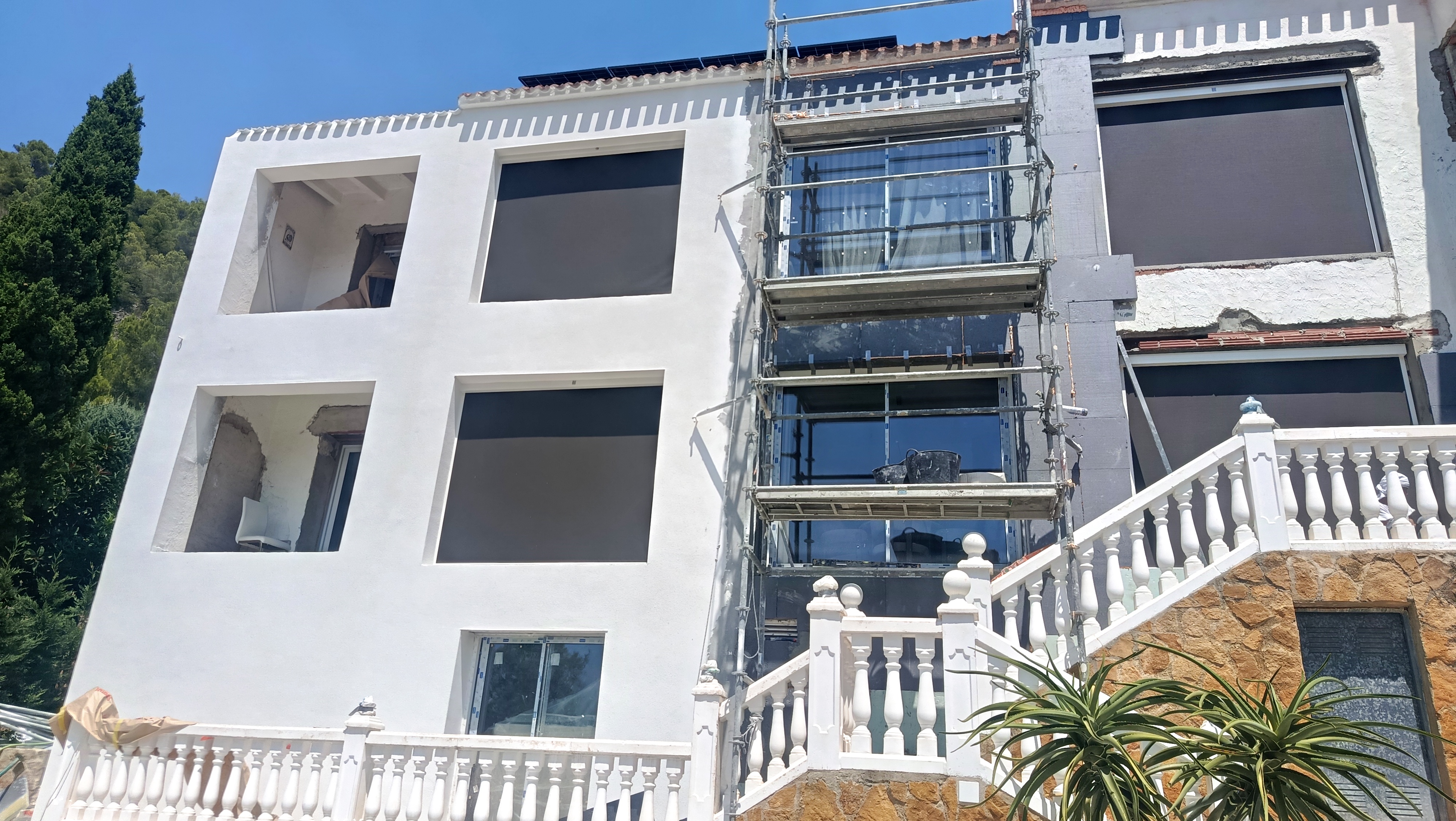 Trabajos de aislamiento térmico y revestimiento de fachada desde andamios en Valencia
