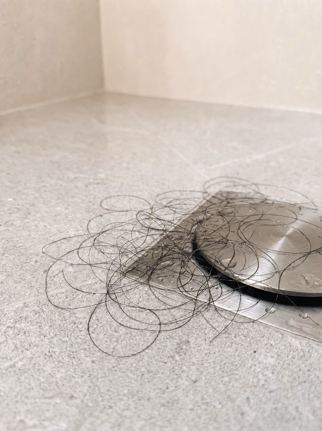 Cheveux tombés dans la douche — chute de cheveux plus abondante