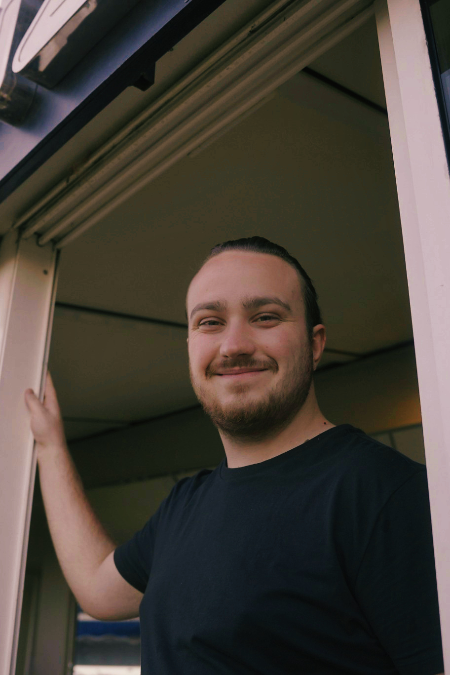 Charly, chef pizzaïolo et gérant d'Elite Pizzas à Cavalaire-sur-Mer