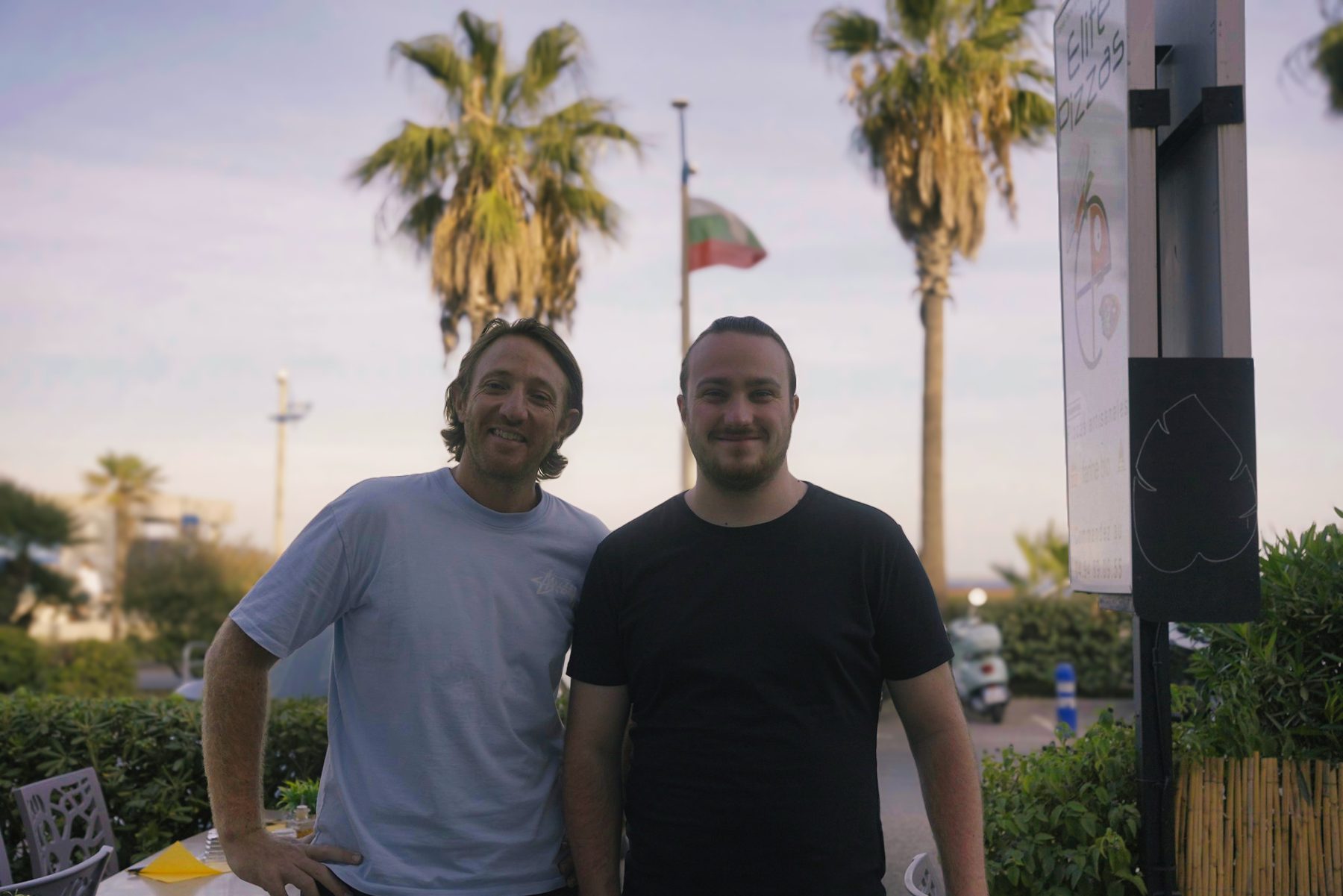 Charly et Kévin devant Elite Pizzas, 135 Promenade de la Mer à Cavalaire-sur-Mer