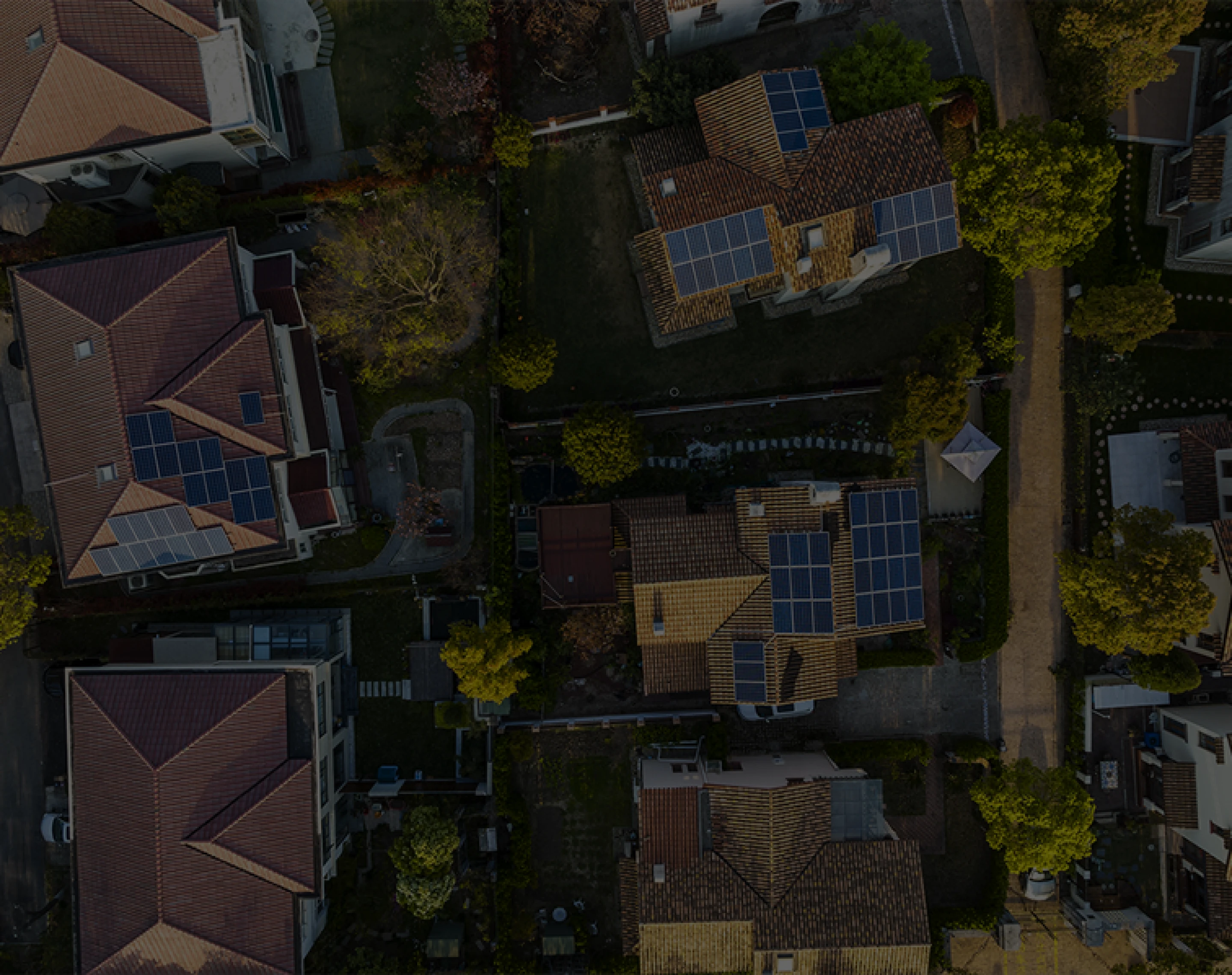 Woning met zonnepanelen en warmtepomp — energiecontract en verduurzaming in samenhang