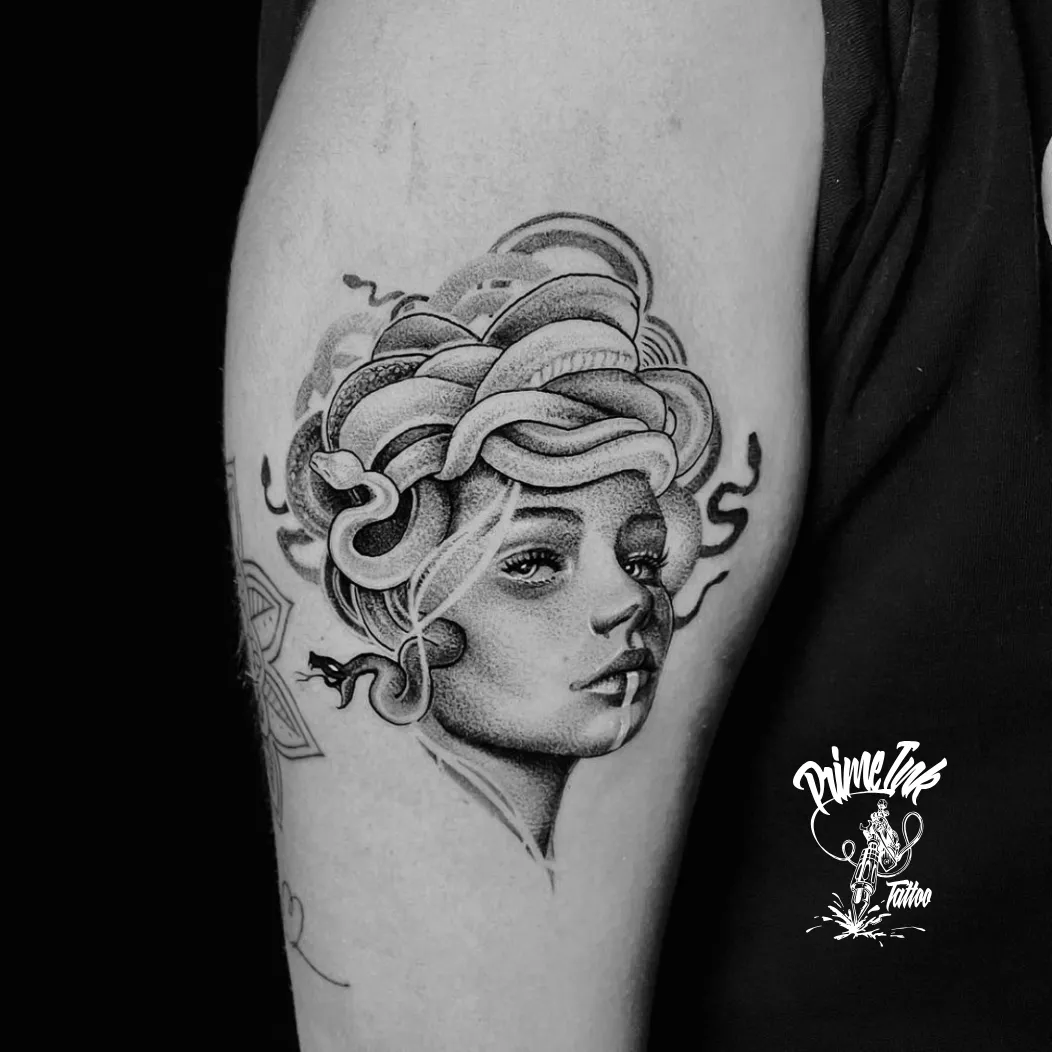 Black-and-Grey Frauenporträt-Tattoo auf der Schulter