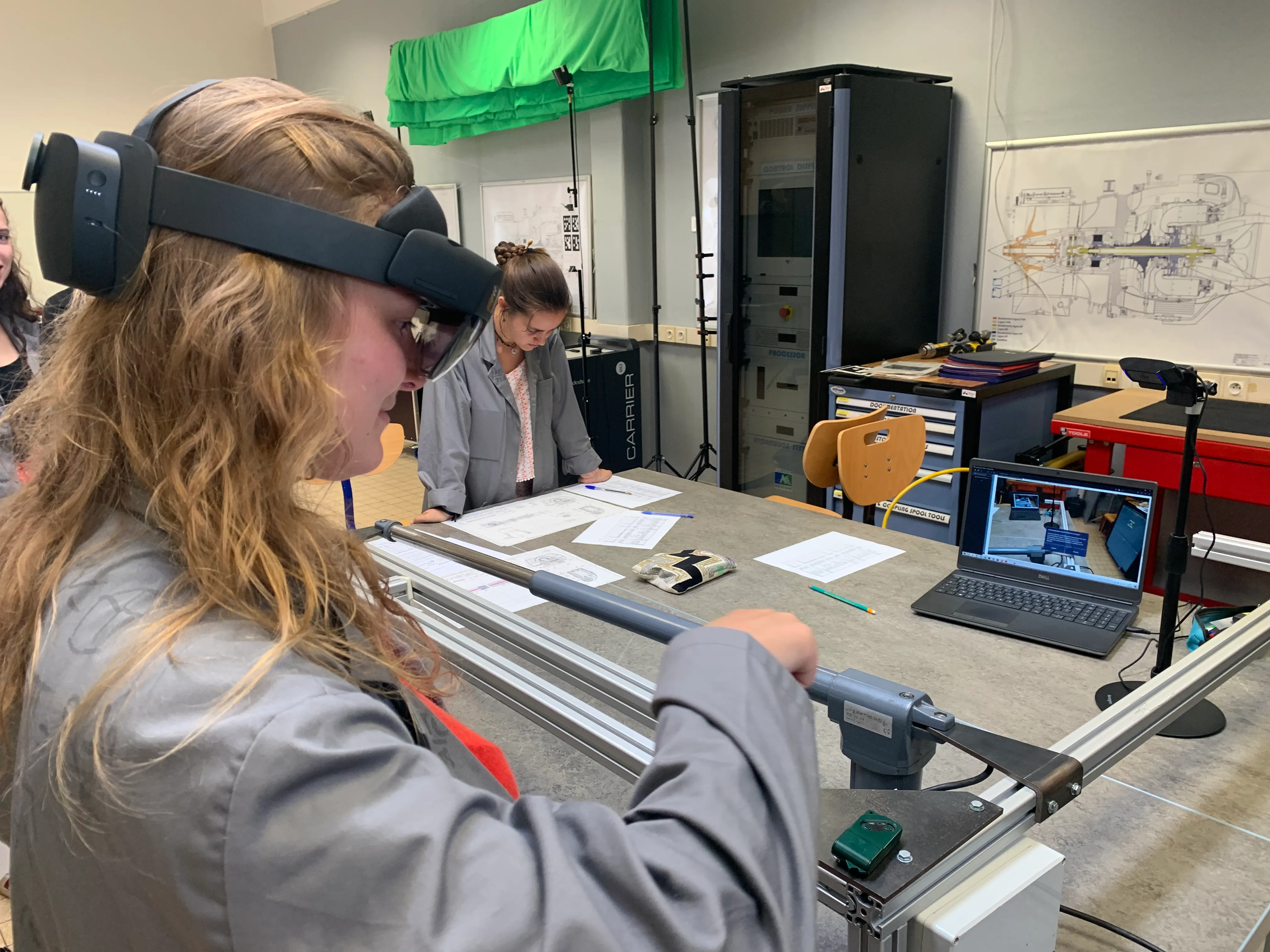 Élève ingénieure Arts et Métiers équipée d'un casque de réalité virtuelle sur un banc d'essai en laboratoire