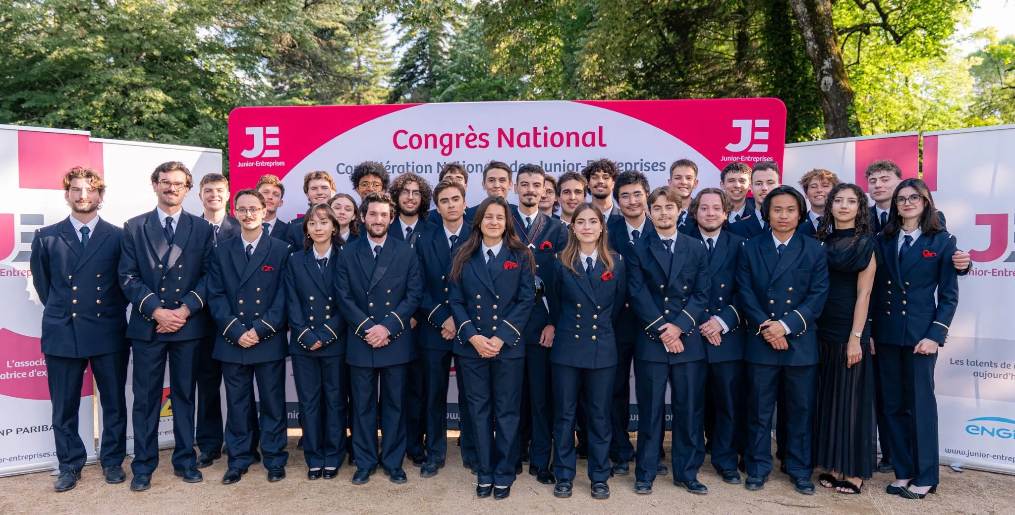 L'équipe de l'AMJE en uniforme Arts et Métiers au Congrès National des Junior-Entreprises 2026