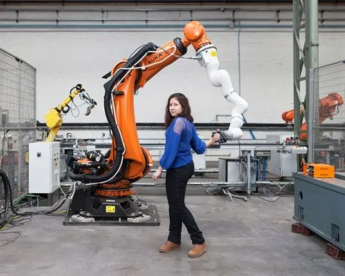 Étudiante Arts et Métiers en atelier