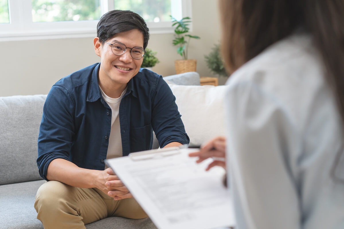 Symptoms of spinal cancer: patient talking to a doctor