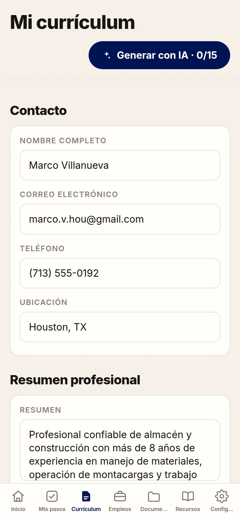 Pantalla del Creador de currículum de la app Free and Forward con historial laboral, habilidades y exportación a PDF