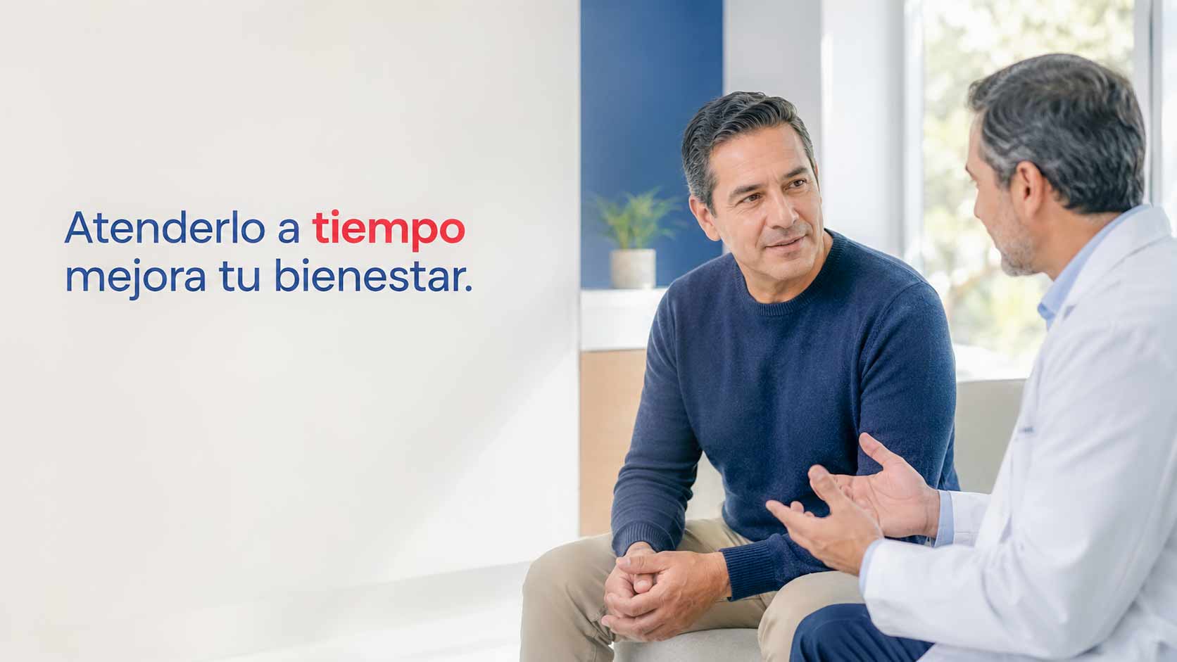 Hombre latino conversa con un urólogo sobre el cuidado y la atención oportuna del crecimiento de próstata.