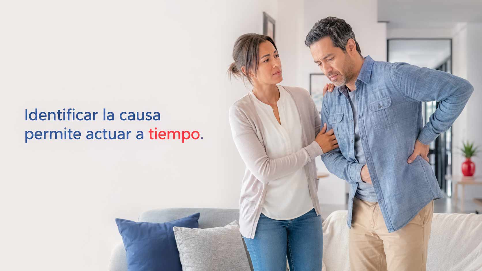 Hombre latino con dolor en el costado recibe el apoyo de su pareja ante posibles piedras en el riñón.