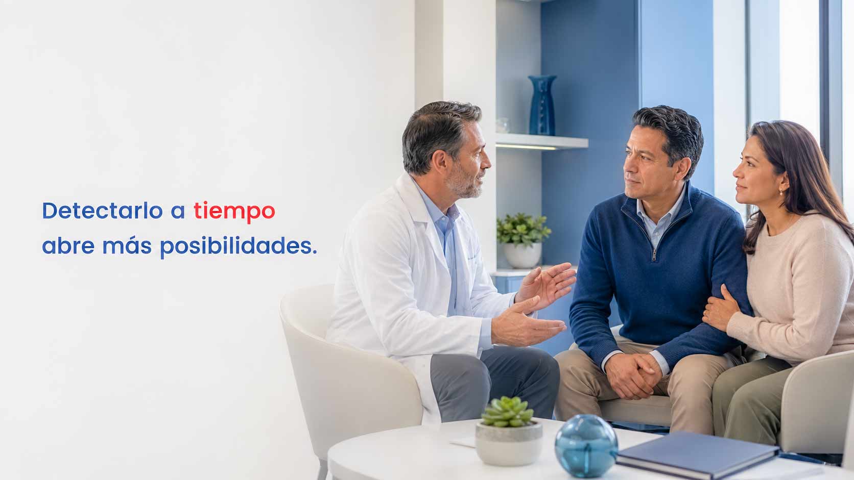 Paciente latino acompañado por su pareja recibe orientación médica ante un posible cáncer urológico.