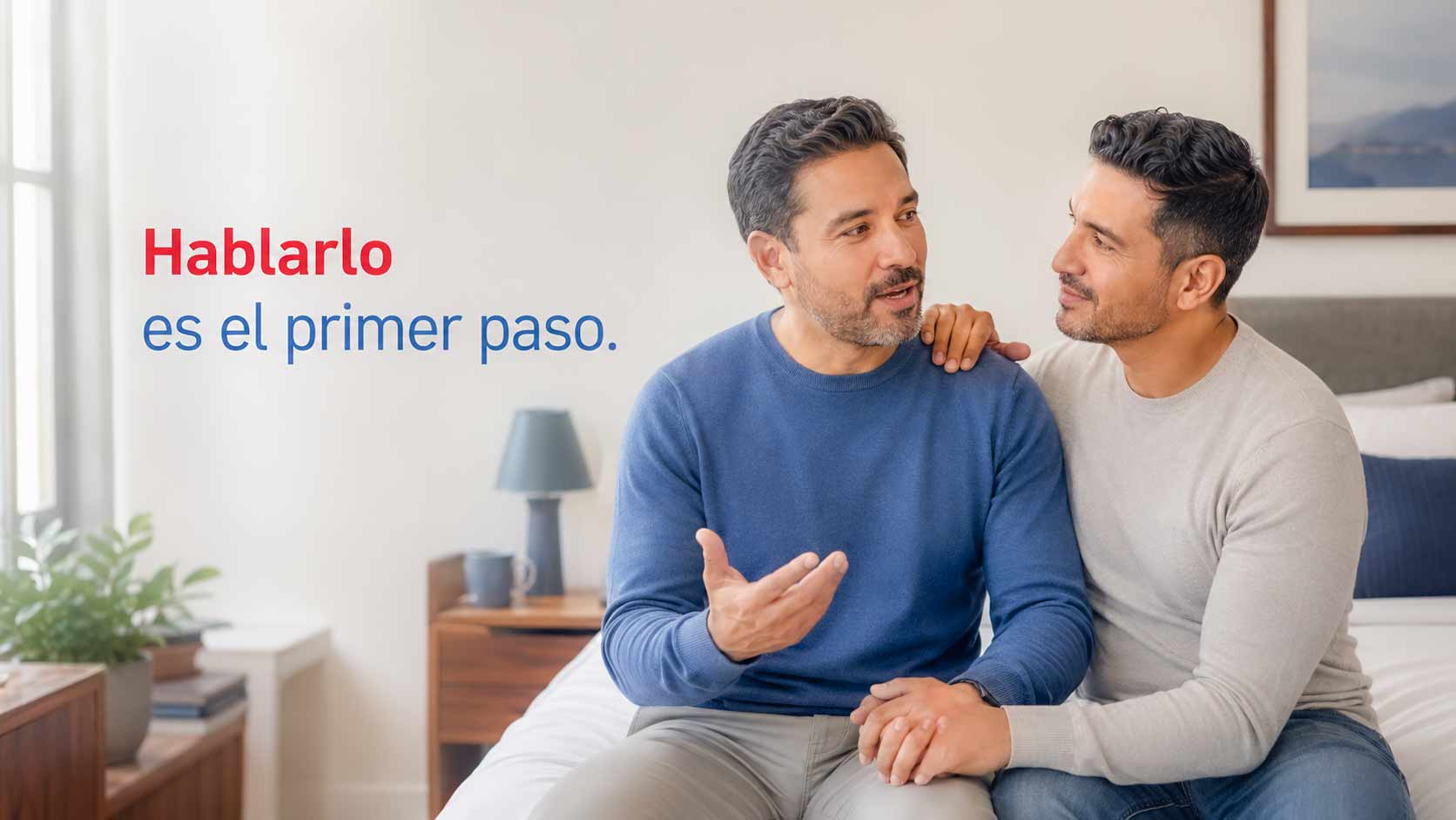 Hombre latino conversa sobre su salud sexual mientras recibe el apoyo afectivo de su pareja.