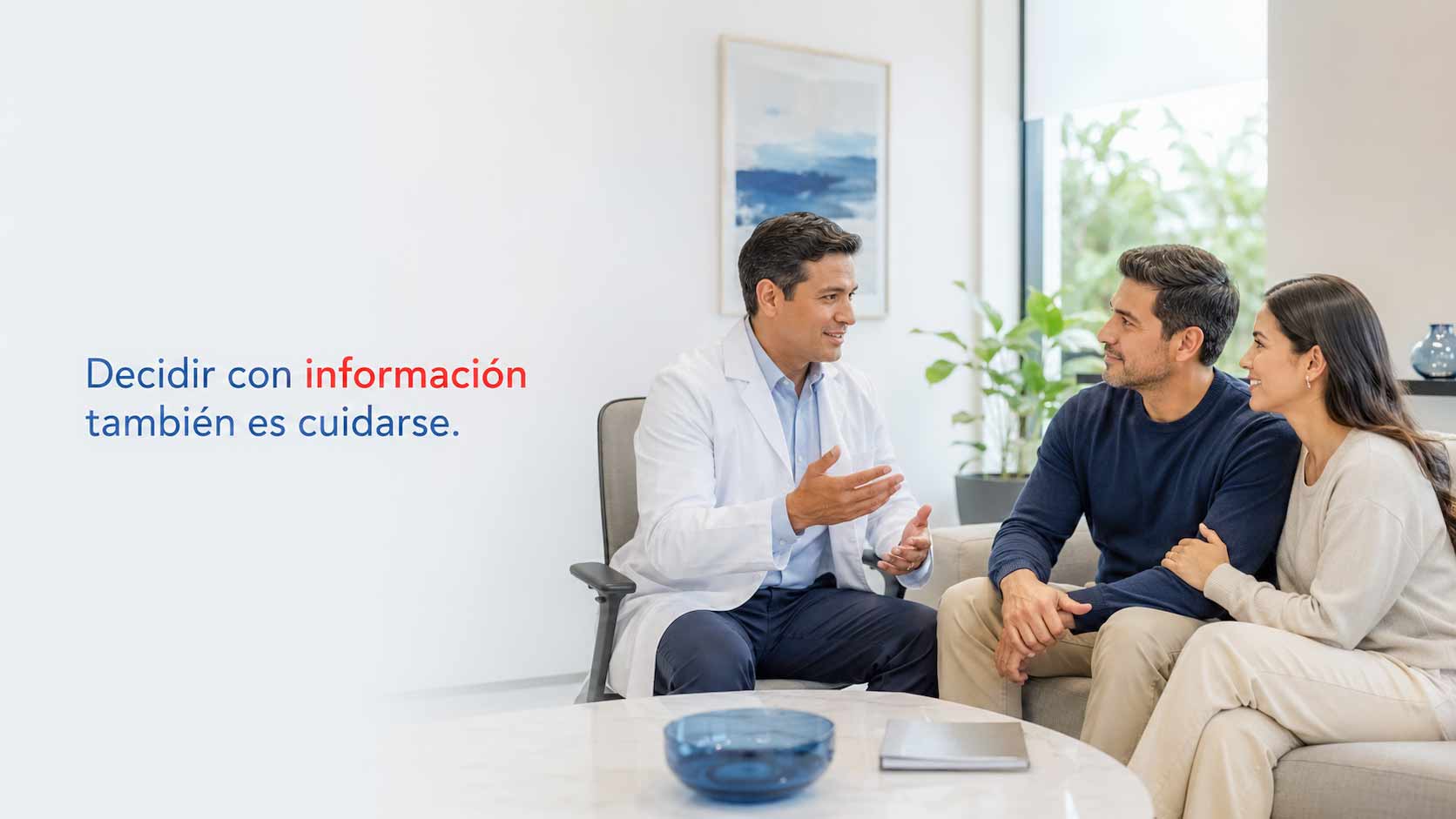 Pareja latina recibe información de un urólogo para tomar una decisión responsable sobre la vasectomía sin bisturí.