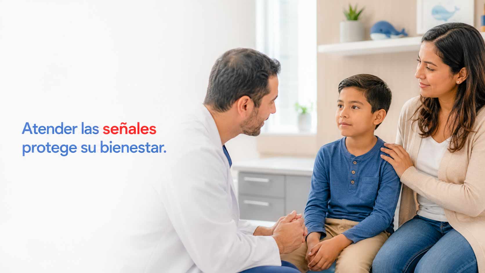 Niño latino acompañado por su madre recibe atención médica ante una posible infección urinaria.