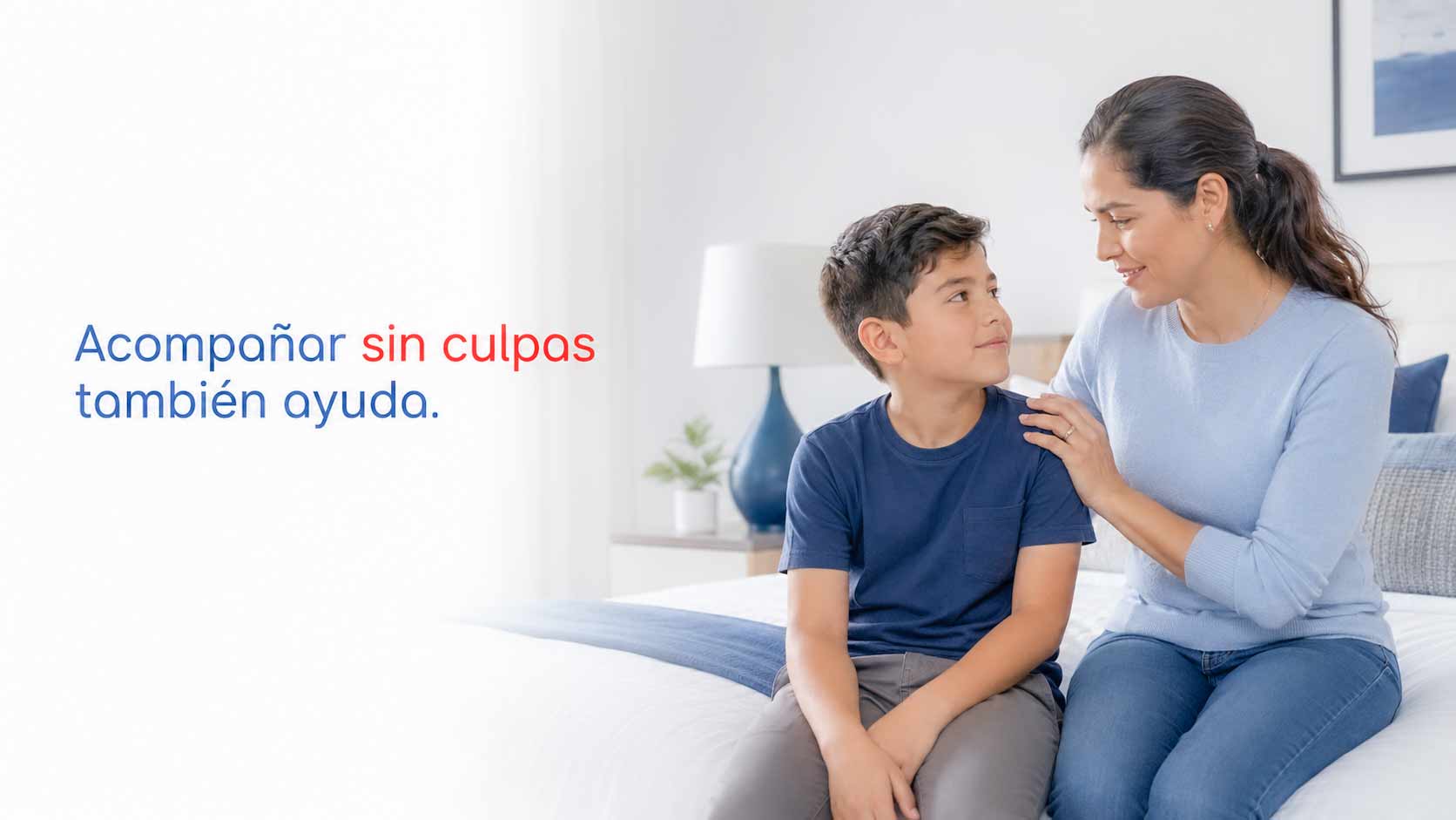 Madre acompaña con empatía a su hijo ante un problema de enuresis nocturna.