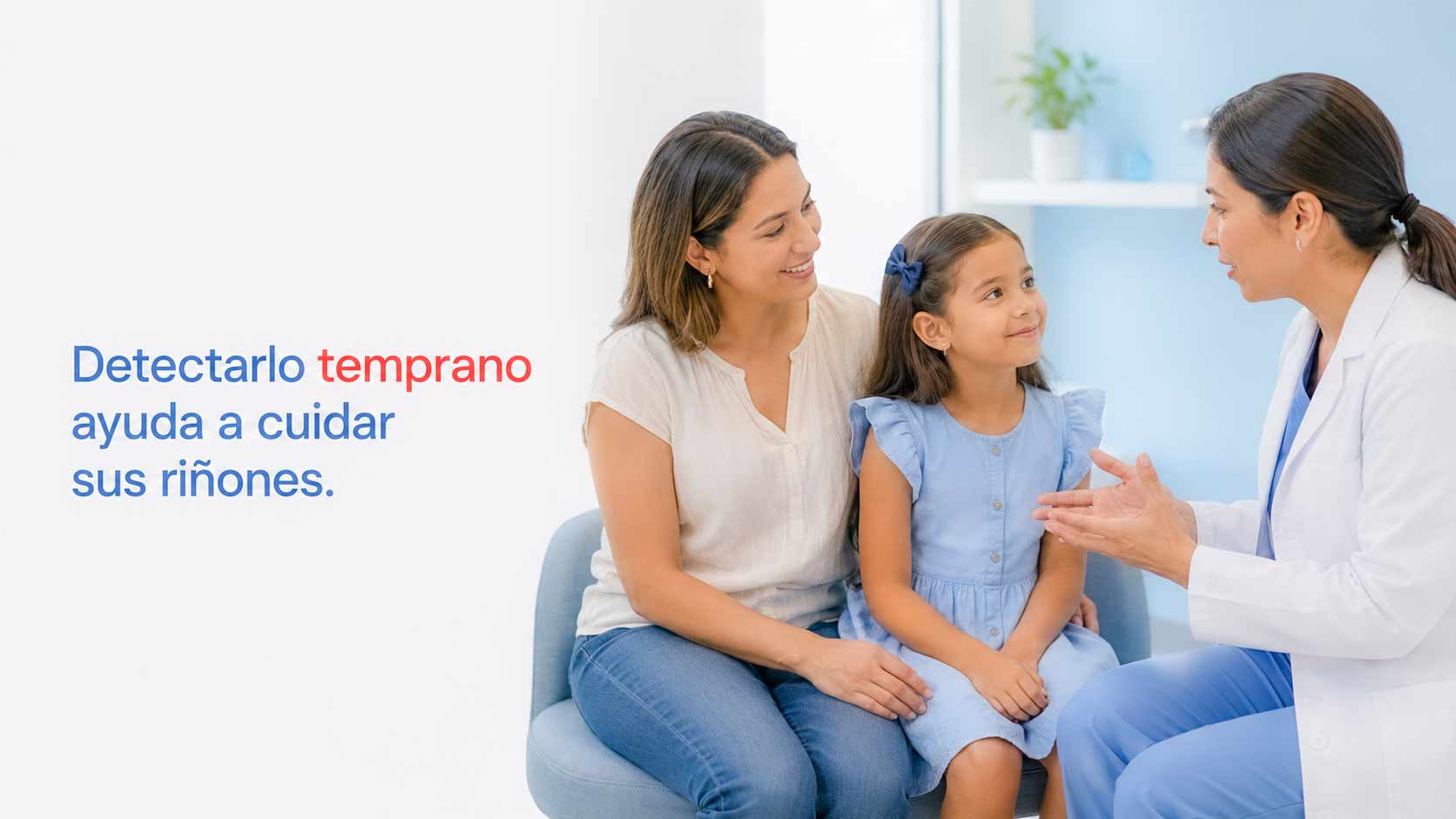 Niña latina acompañada por su madre recibe atención médica por reflujo vesicoureteral.