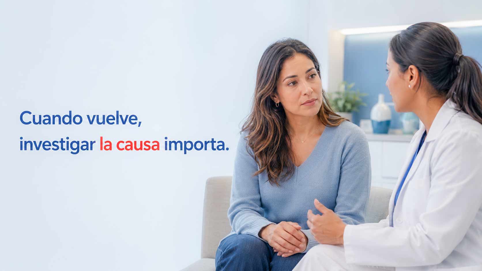 Mujer latina recibe orientación médica para investigar las causas de infecciones urinarias recurrentes.