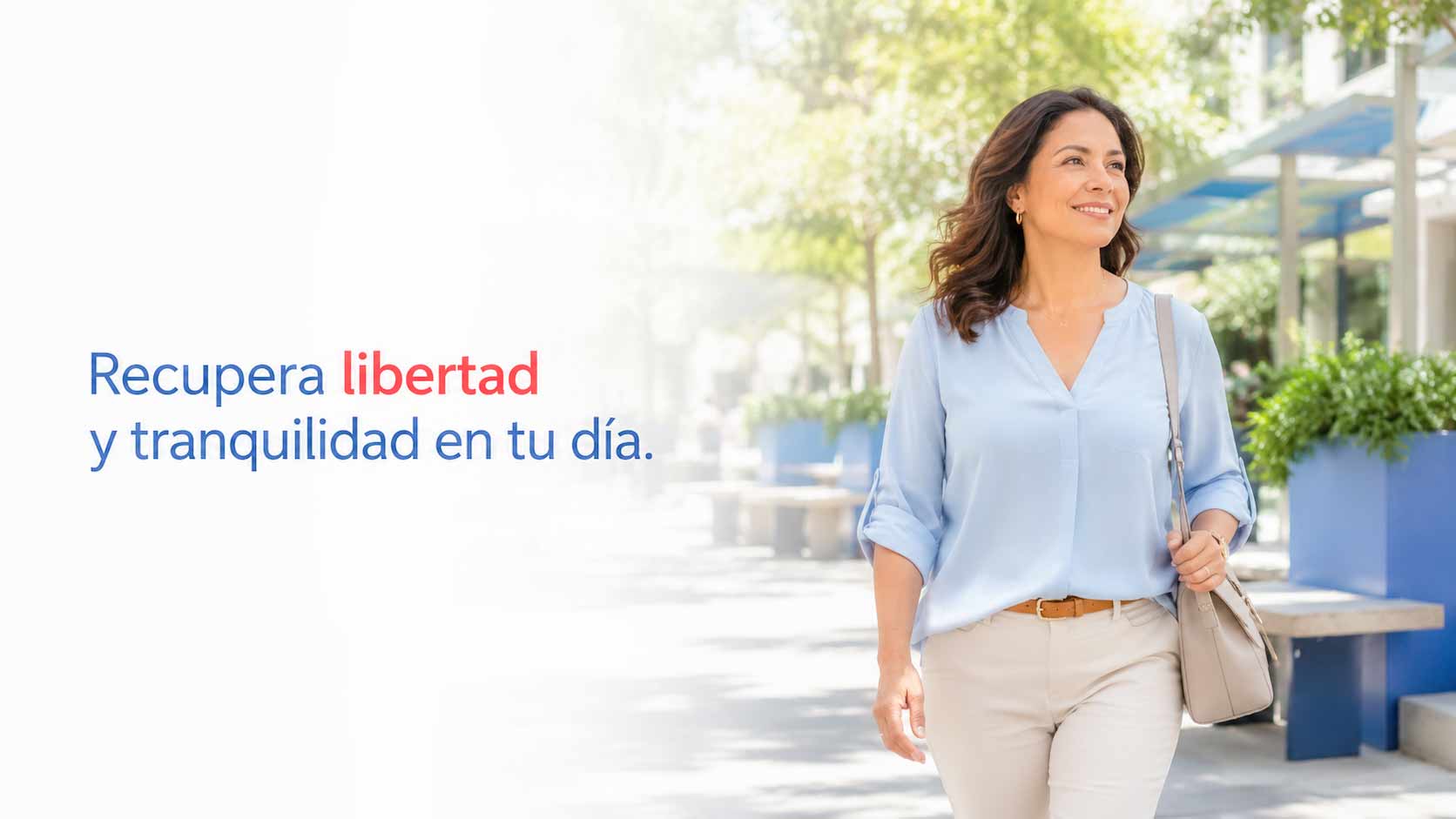 Mujer latina camina con tranquilidad después de recibir atención especializada para la vejiga hiperactiva.