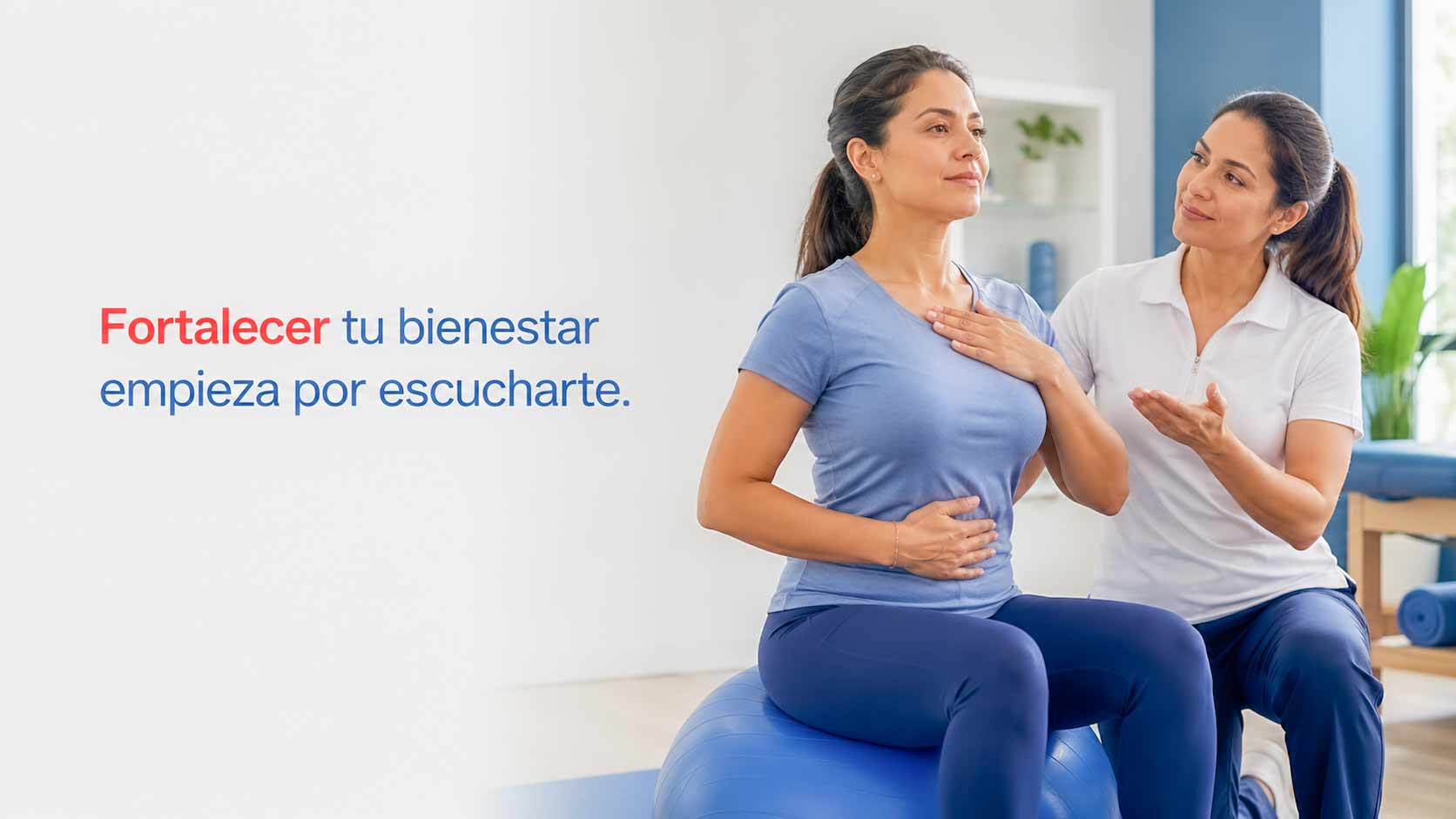 Mujer realiza ejercicios guiados por una especialista para fortalecer el piso pélvico.