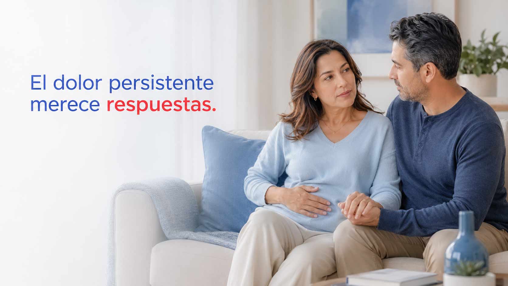 Mujer con dolor pélvico recibe apoyo y acompañamiento emocional de su pareja.
