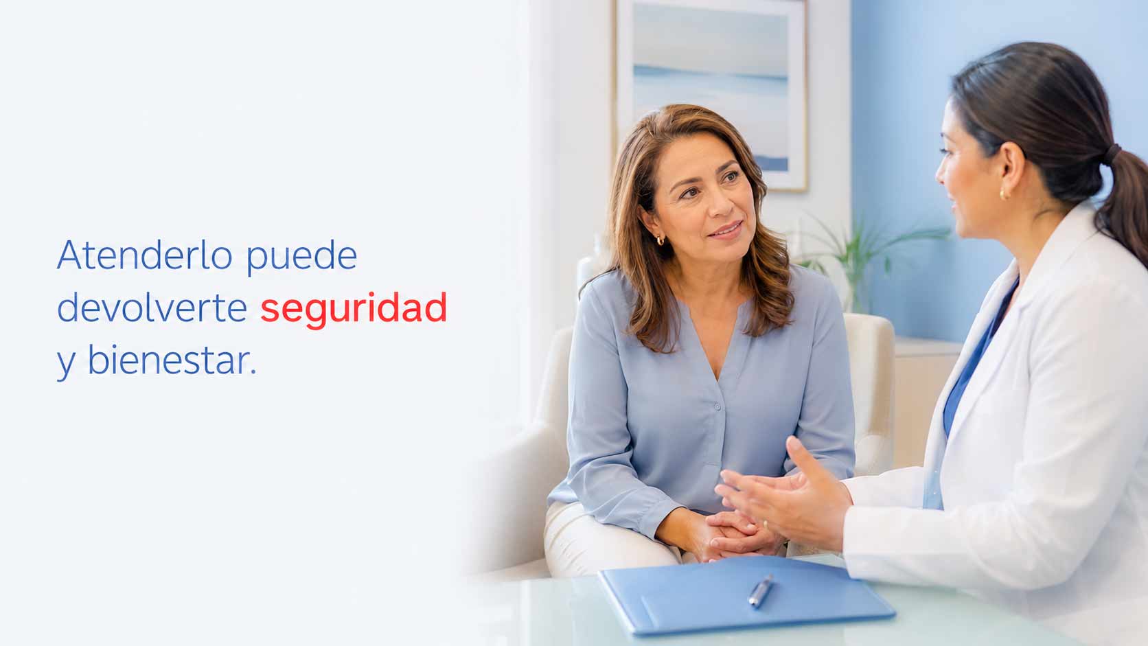Mujer conversa con una especialista sobre el diagnóstico y tratamiento del prolapso de órganos pélvicos.
