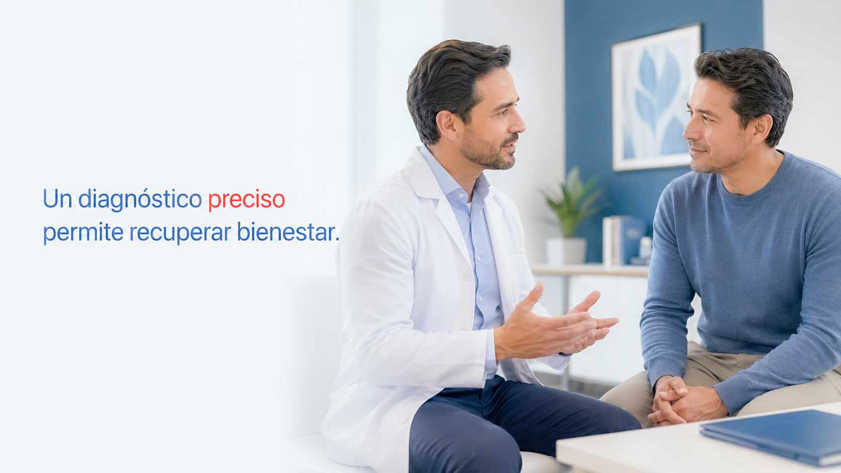 Hombre latino recibe orientación de un urólogo sobre el diagnóstico y tratamiento de la estenosis uretral.