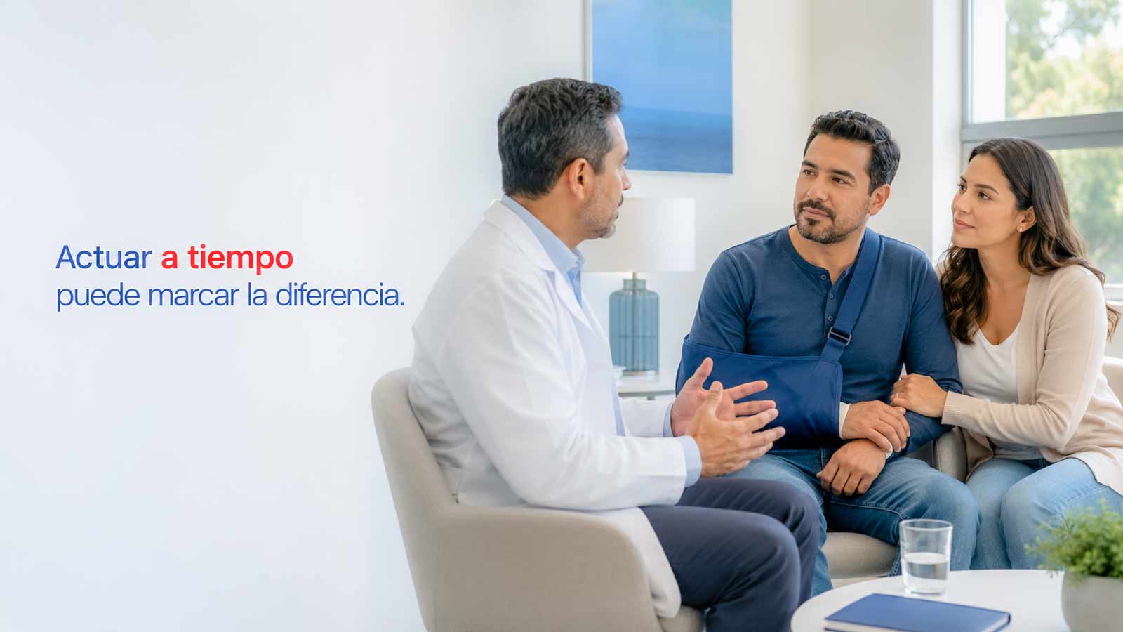 Paciente latino acompañado por su pareja recibe atención médica después de un trauma urológico.